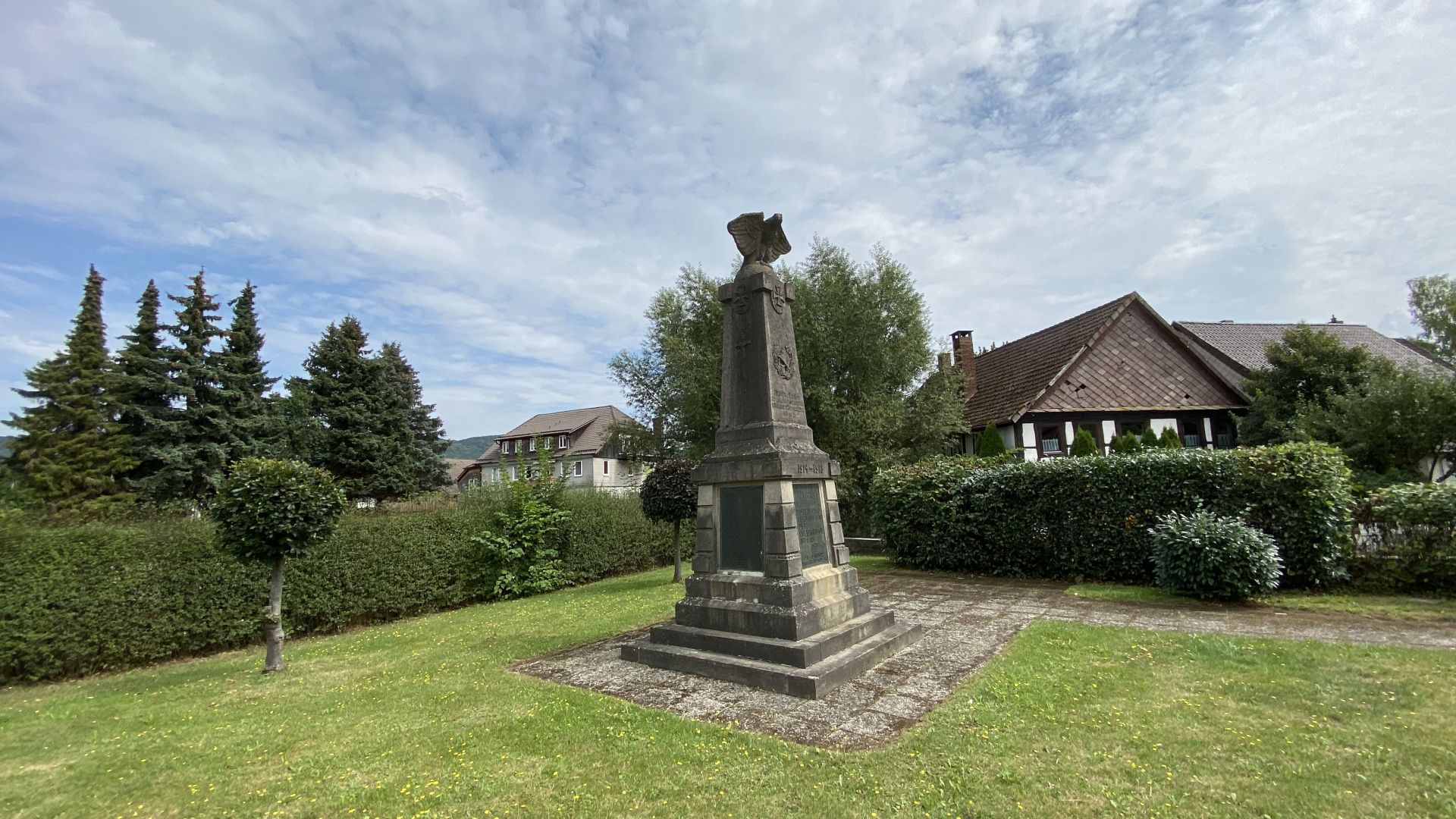 Kriegerdenkmal von 1921 in Eschershausen, Ortsteil Scharfoldendorf
